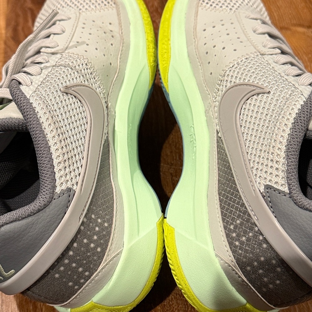 Nike Youth JA 1 Flash Sneakers (Size: 7Y)(EUC) - Picture 17 of 17